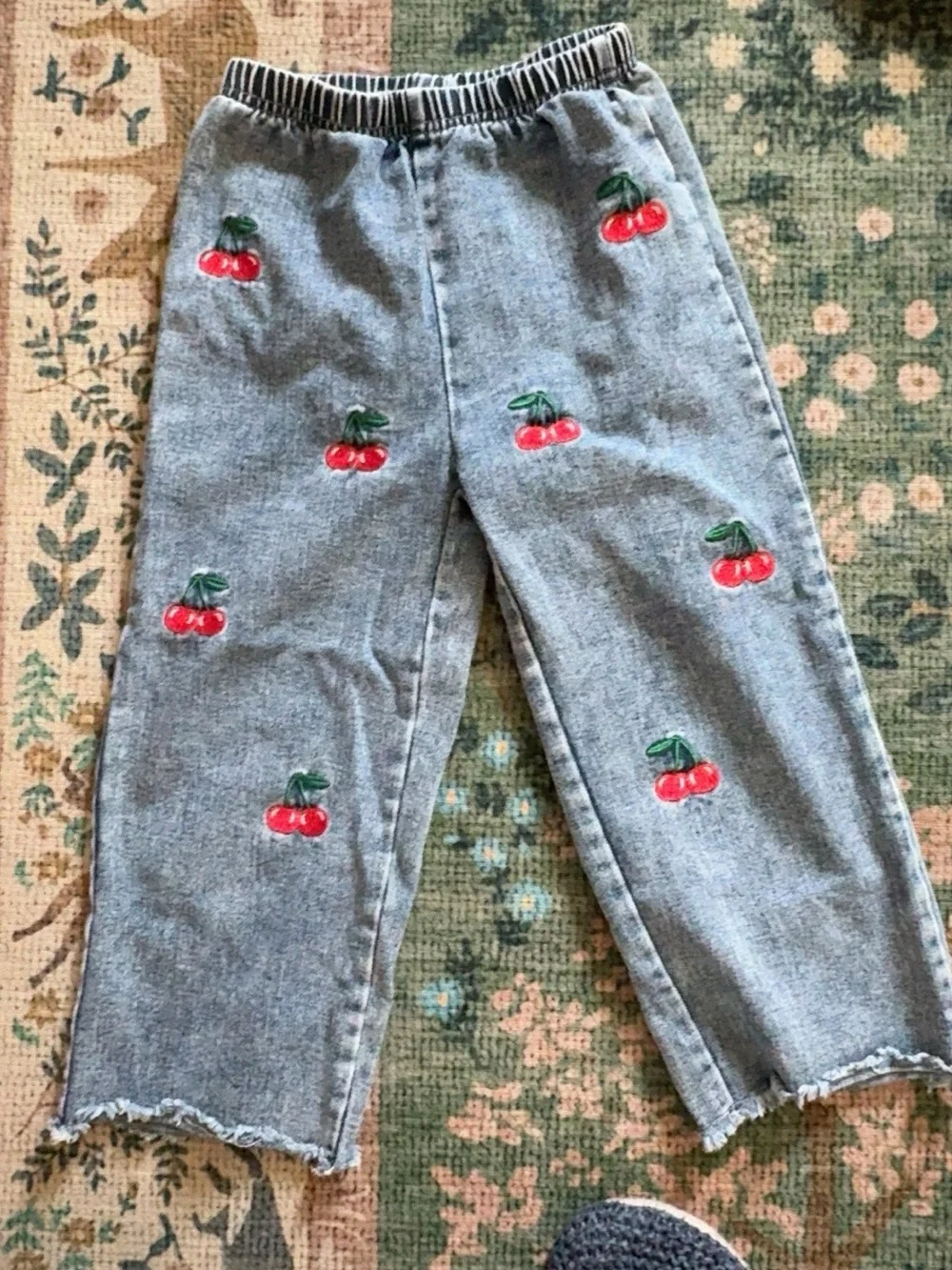 93% cotton Cherry Embroidered pull in pant